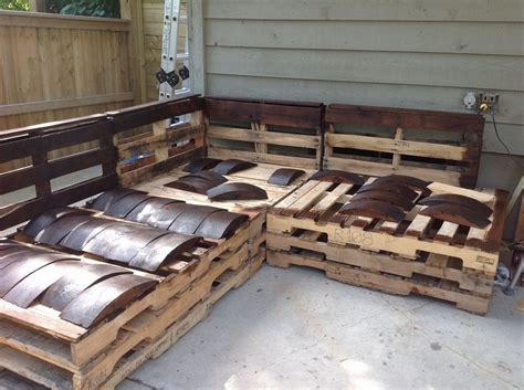 You can't even guess if this sofa is made of pallets as impresses with the fine dimensions that are solid enough to last for this wooden pallet couch seat is the real luxury to sit on. Hometalk | Outdoor Pallet Sectional