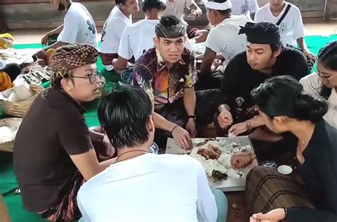 Tradisi Bali Megibung Di Desa Adat Budakeling Punya Pakem Sendiri Ada