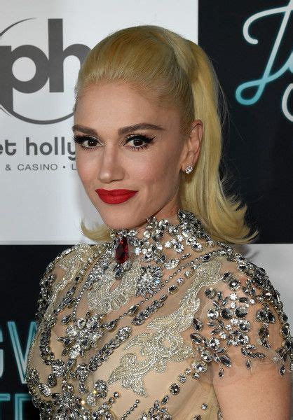 Gwen Stefani Red Lipstick In 2020 Glitter Makeup Looks Glitter