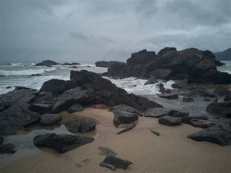 暴風雨后海灘上的岩石陰沉的地標塔 照片背景圖桌布圖片免費下載 Pngtree