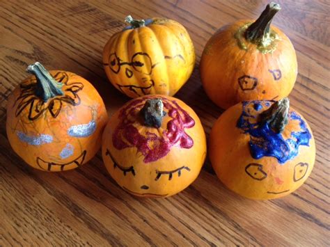 Lots of super cute pumpkin crafts, kids activities, and free printables for toddlers, preschoolers, kindergarteners+ to celebrate pumpkins in october! Pumpkin Decorations for Little Kids