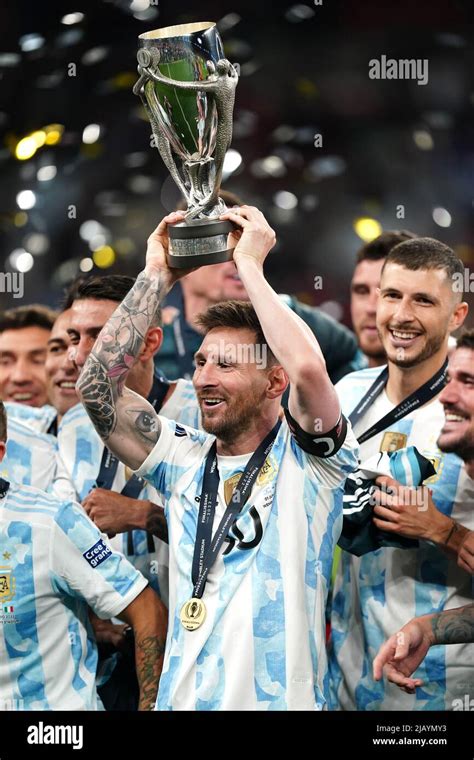 Lionel Messi de Argentina levanta el trofeo después del partido