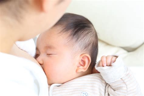 Q 添い乳でおっぱいを吸い続けていないと寝てくれません。赤ちゃんは睡眠不足になりませんか？ じょさんしonline