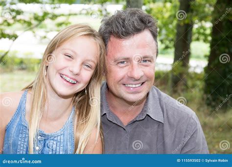 Portret Van Het Houden Van Van Vader En Dochter Stock Foto Image Of Levensstijl Vrouwen