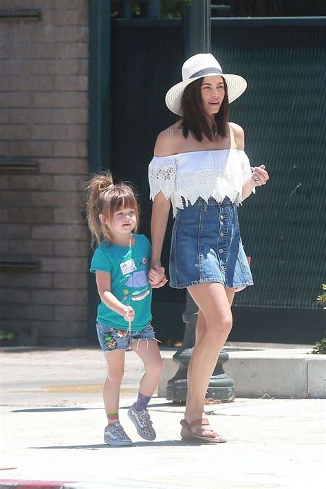 Jenna Dewan Tatum With Daughter Everly At The Farmers Market 13 Gotceleb