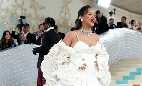 Rihanna Fait Sensation Au Met Gala 2023 Avec Une Tenue Blanche