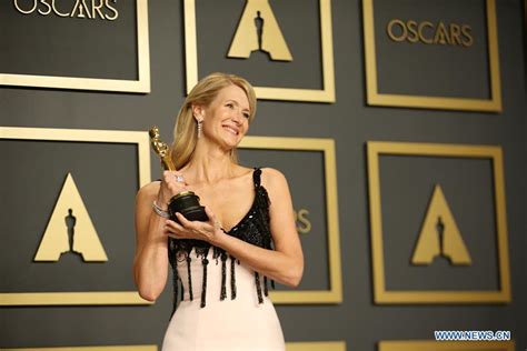 1st Ld Laura Dern Of Marriage Story Wins Best Supporting Actress Of