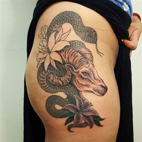 The first thing to consider when getting a thigh tattoo is the actual design itself. 105+ Best Hip Tattoo Designs & Meanings for Girls - (2019)