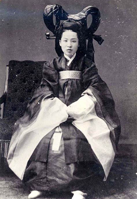 Wang geon was eager to rekindle the former glories of the goguryeo (koguryo) kingdom which had thrived during the three kingdoms. Studio portrait of aristocratic lady, thought by some ...
