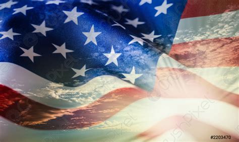 Bandera Americana Ondeando En El Viento Al Atardecer O Al Foto De