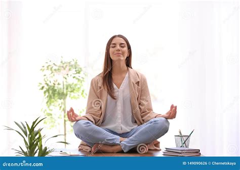 Empresaria Joven Meditating Concepto Del Zen Foto De Archivo Imagen