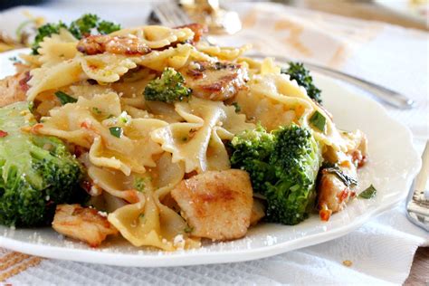 Broccoli And Chicken Farfalle Farfalle Recipes Farfalle Pasta Pasta
