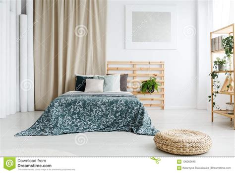 Piumino letto trapunta invernale matrimoniale singolo piazza mezza piuma d'oca $23.9 eur. Letto Con Il Copriletto Blu Modellato Immagine Stock - Immagine di pianta, coverlet: 106262645