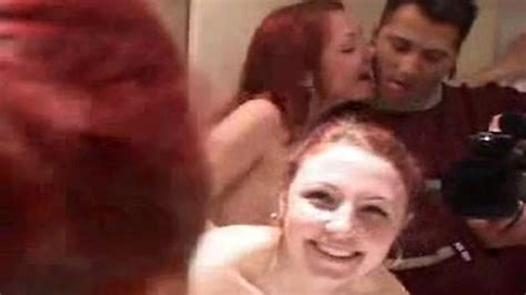 ฝาแฝดหัวแดงจูบและมีเพศสัมพันธ์กันและผู้ชาย porn videos
