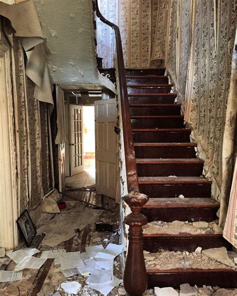 An Abandoned Preserved Farmhouse In America With Everything Inside Old Abandoned Houses Old