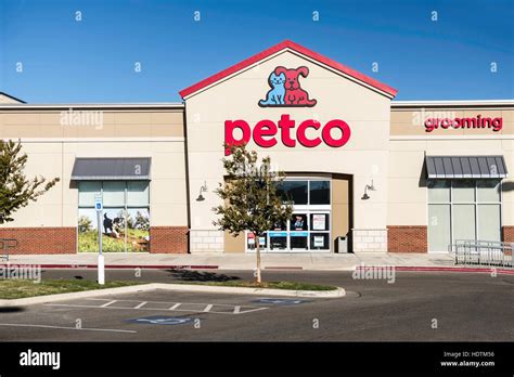 Pet Store Exterior High Resolution Stock Photography And Images Alamy