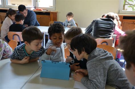 Zwei referentinnen führten kinder und lehrer mit ihrem vortrag und einer bildpräsentation einfühlsam an den maler joan miro heran. ScratchJr - Joan-Miro-Grundschule