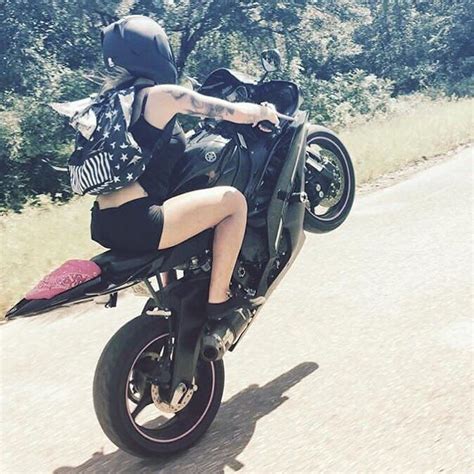 10 reasons to date a biker chick chicks on bikes stunt bike moped cafe racer girl fast bikes