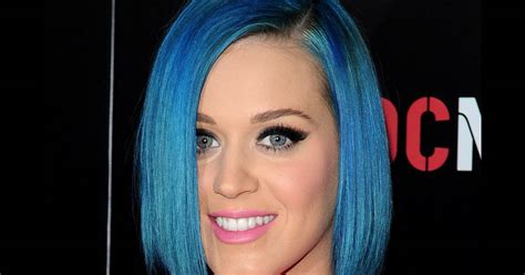 Porté sur un carré plongeant lisse, les cheveux bleus de Katy Perry ne nous choque presque pas ...