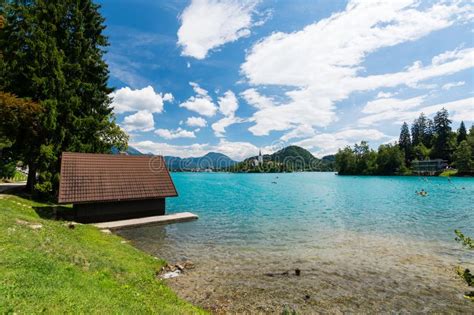 El desempleo por países se muestra en la siguiente lista, en la que aparecen indicadas las tasas de desempleo y el año del que se tienen datos. Sangrado, Eslovenia Isla En El Medio Del Lago Con La ...