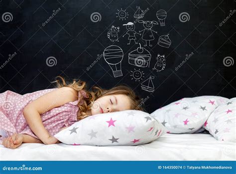 Een Charmante Kleine Meid Uit De Kleuterschool Slaapt In Bed Op Een