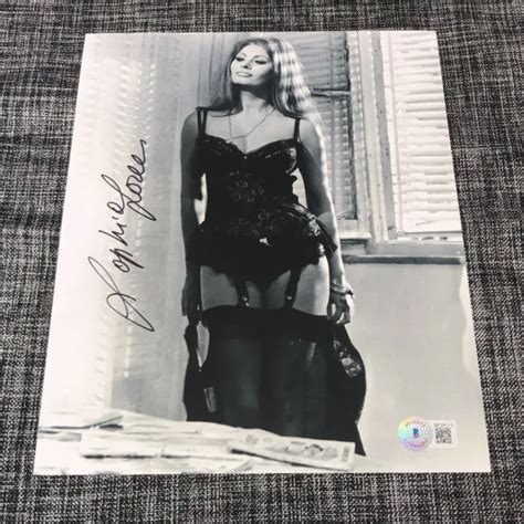 SOPHIA LOREN SIGNED Autograph 8X10 Photo Sexy Actress Legend Beckett