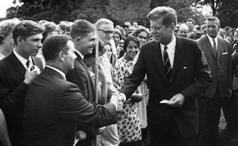 the perfect handshake how to shake hands like jfk and make an impression the daily mind jfk