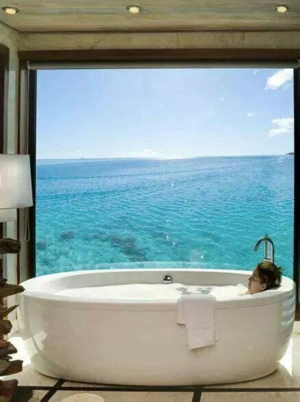 Dar hi est un hôtel contemporain, écologique et équitable, situé à nefta, en tunisie. bathtub overlooking the ocean (or lake, river, pool ...