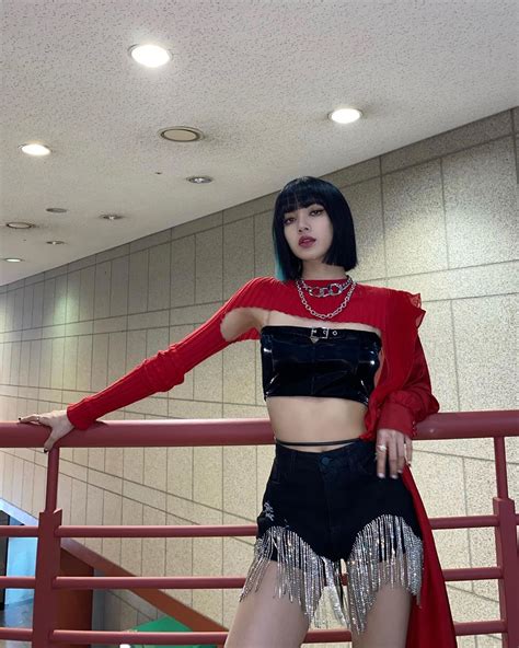 Blackpinks Lisa 7 Times Blackpinks Lisa Slayed Her Stage Outfits In These Iconic Fits
