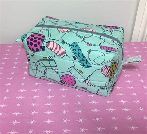 free pattern and tutorial by melaniekham boxy cosmetic bag 😀 diy quilted makeup bag bag