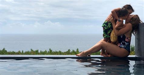 Tânia ribas de oliveira com a família, na praia. Tânia Ribas de Oliveira de férias com a família nos Açores ...