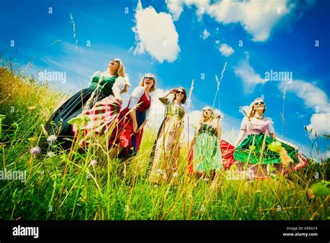 Fuenf Junge Frauen In Tracht In Einem Feld Junge Frauen Im Dirndl Stockfotografie Alamy