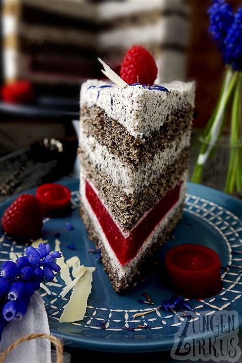 Mohntorte mit weißer Schoko-Mohnmousse und Frucht