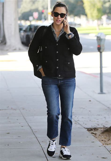 Jennifer Garner Wears Mom Jeans With Chanel Sneakers In La Jennifer
