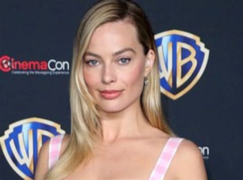 Margot Robbie Shows Off Sexy Abs And Legs In Crop Top And Tiny Pink