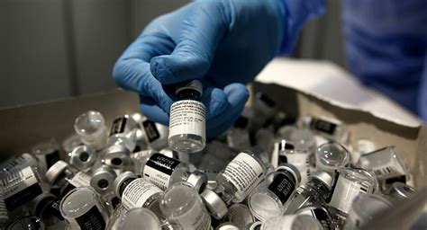 Kể cả các loại vắc xin cùng nhóm mà khác thương hiệu/khác hãng cũng không nên. Pfizer chỉ trích các loại vắc-xin khác, nhưng lại che giấu ...