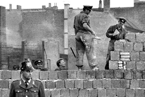 Maybe you would like to learn more about one of these? Der Bau der Berliner Mauer im August 1961 | bpb
