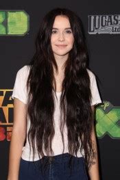 Acacia Brinley Clark S Hairstyles Hair Colors Steal Her Style Page
