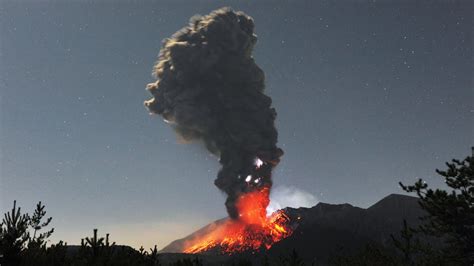 １５日７時頃から桜島を震源とする地震が多発 ↓ 計器で山体の膨張（急激な地殻変動）を観測 ↓ 規模の大きな噴火が発生する可能性が非常に高い ↓. Timelapse 桜島昭和火口の爆発的噴火 - YouTube