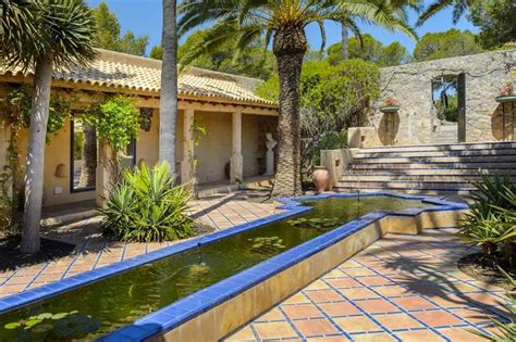 Walking down the streets of cities like hanoi and saigon in vietnam, you might encounter houses with surprisingly narrow facades in contrast to the stacking of three to five floors. Spanish Style House With Courtyard In The Middle - Best Home Style Inspiration