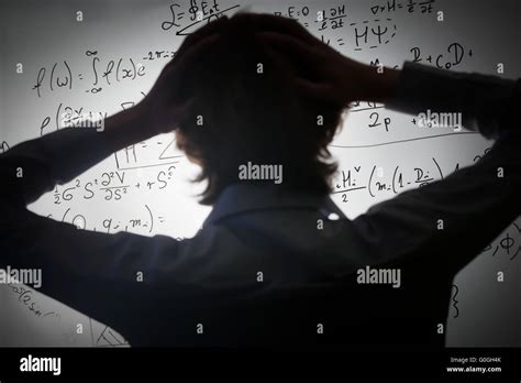 Alumno Sostiene Su Cabeza Mirando En Complejas Fórmulas Matemáticas En