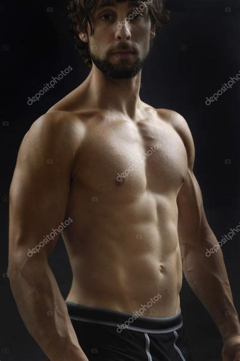 Hombre desnudo mostrando su cuerpo fitness fotografía de stock MariaiC Depositphotos