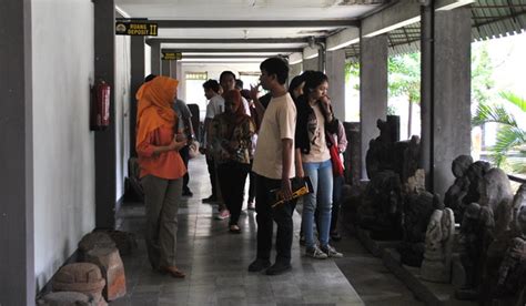 Kali ini kita berkunjung kesalah satu museum yang ada di kota semarang nih, tempatnya di daerah semarang barat. Museum Jawa Tengah Ronggowarsito Abdulrahman Saleh ...
