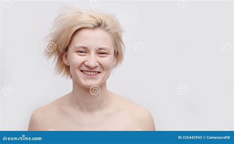 Un Beau Modèle Blonde Topless Avec Peau Sans Défaut Et Cheveux Courts