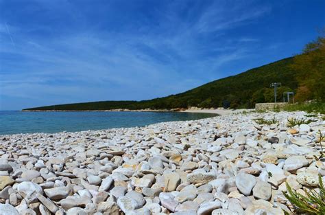 Welcome to the campers' favorite campsite! Ostrov Cres, pláž Slatina, Chorvatsko - Krásné pláže