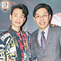 It also manages to handle the complexities of the issues in a way that emphasizes how frustrating they can be while still putting forward a positive message. 王梓軒想晒肌畀粉絲揸旗 - 東方日報