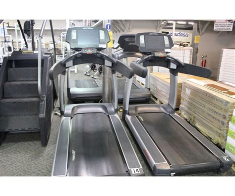 Life Fitness 95t Flex Deck Treadmill With 15 Touch Screen Television