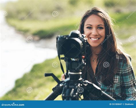 微笑的专业摄影师 库存图片 图片 包括有 照相机 头发 热情 数字式 表示 外面 技能 植被 55180847