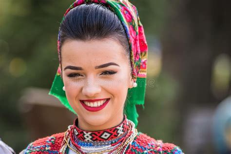 Femme Roumaine Portant Dans Le Costume Traditionnel Photographie