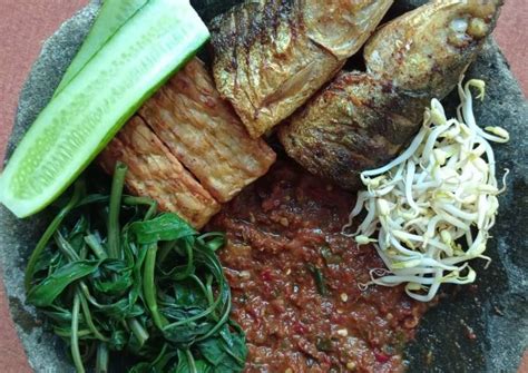 Yuk simak resep sambal ayam penyet tersebut di sini. Resep Bandeng Goreng Sambal Mentah oleh Niken Primasari ...